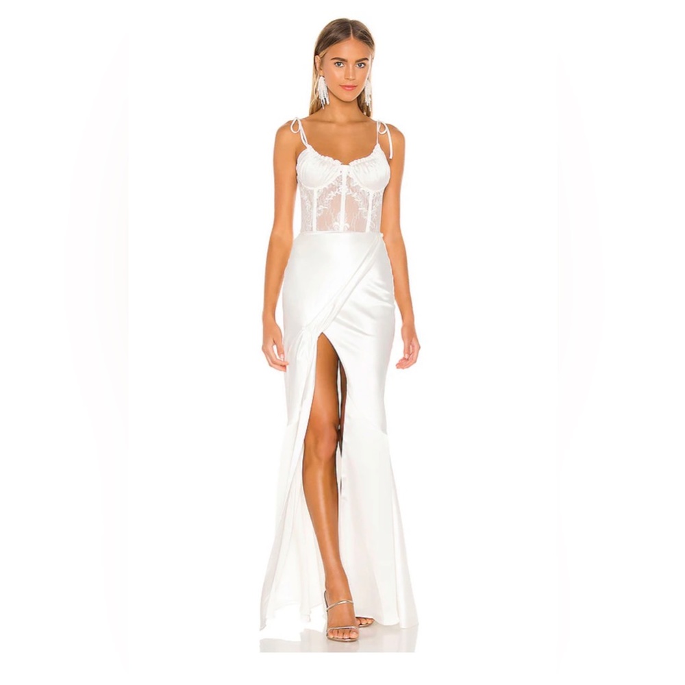 This set is the Calla Lily Gown, size 4. true to size & perfect condition.